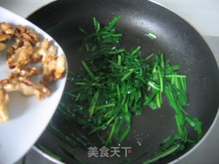 核桃仁炒韭菜的做法步骤：5