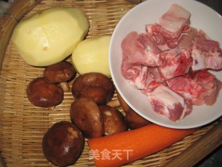 冬季美食--三宝烧排骨的做法步骤：1
