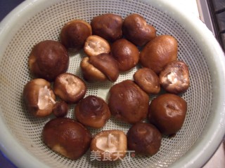 鸡肉炖蘑菇的做法步骤：2