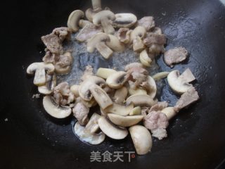 芦笋口蘑炒肉片的做法步骤：5