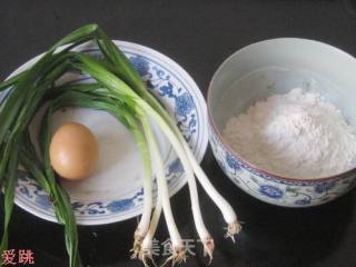 青蒜鸡蛋饼的做法步骤：1