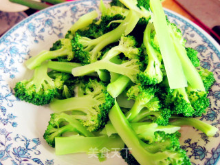 快手菜：鲮鱼炒西兰花的做法步骤：2