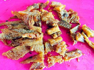 快手菜：鲮鱼炒西兰花的做法步骤：4