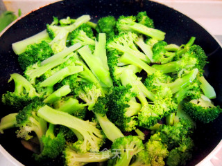 快手菜：鲮鱼炒西兰花的做法步骤：5