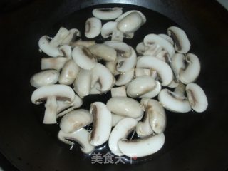 口蘑炒牛肚的做法步骤：4