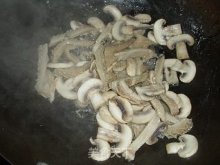 口蘑炒牛肚的做法步骤：6