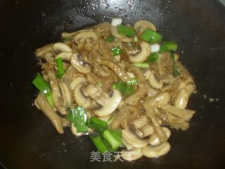 口蘑炒牛肚的做法步骤：8