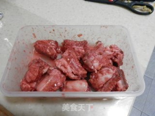 叉烧排骨的做法步骤：1