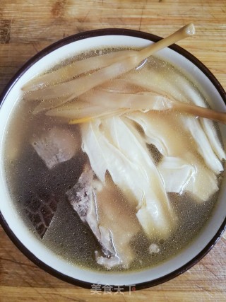 暖胃骨汤的做法