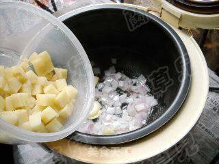 咖喱牛肉焖饭的做法步骤：4