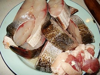 鲢鱼炖豆腐的做法步骤：1