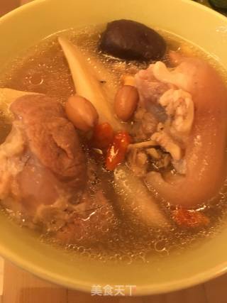 黄豆花生猪蹄汤的做法