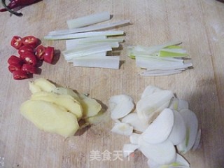红烧鲤鱼的做法步骤：2