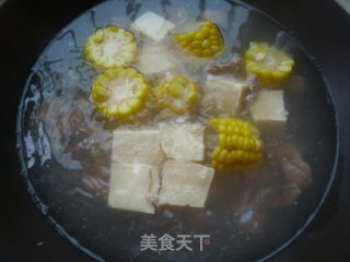 玉米冻豆腐牛肉西洋菜汤的做法步骤：5