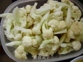 西红柿炒菜花的做法步骤：1