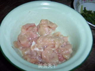 冬季暖身汤---酸辣鸡肉萝卜汤的做法步骤：1
