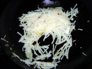 冬季暖身汤---酸辣鸡肉萝卜汤的做法步骤：4