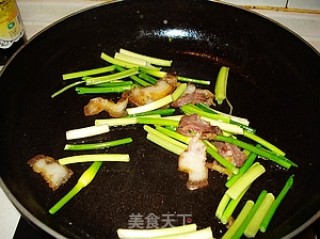 素鸡炒蒜薹的做法步骤：4