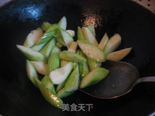 丝瓜炒番茄的做法步骤：3