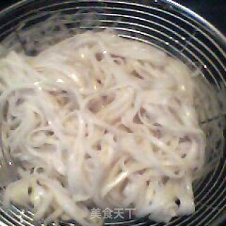 酸椒腊肉面的做法步骤：3