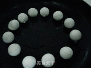 汤圆煎鸡蛋的做法步骤：1