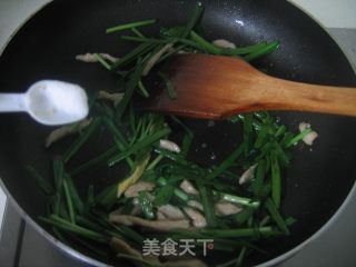 韭菜蛋皮炒肉丝的做法步骤：5