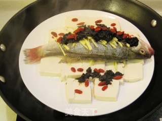 橄榄菜蒸鲈鱼的做法步骤：3