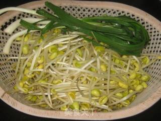 青蒜炒豆芽的做法步骤：1