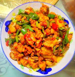 菜籽油炒鸡腿丁的做法