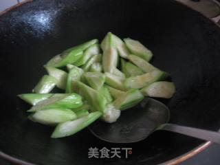 丝瓜木耳的做法步骤：3