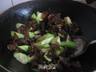 丝瓜木耳的做法步骤：4