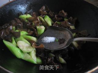 丝瓜木耳的做法步骤：5