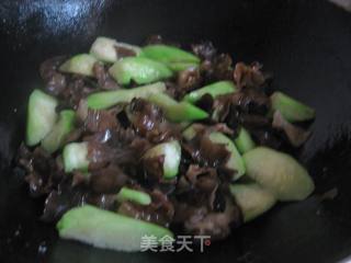 丝瓜木耳的做法步骤：6