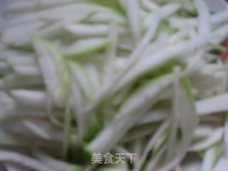 葫芦炒肉丝的做法步骤：2