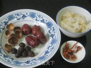 百合花红枣桂圆银耳汤的做法步骤：1