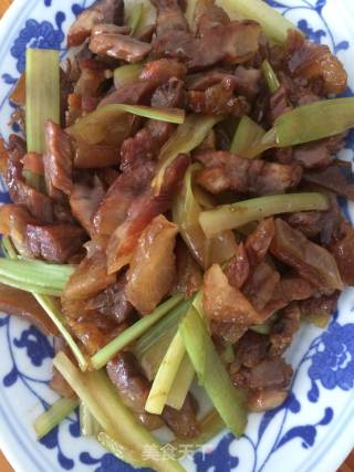 腊肉炒芹菜的做法