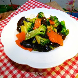 西兰花炒木耳的做法