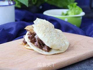 烧饼夹烤肉的做法