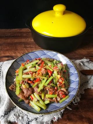 黑乐砂锅炒芹菜牛肉的做法