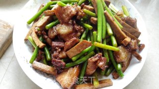 蒜苔香干五花肉的做法