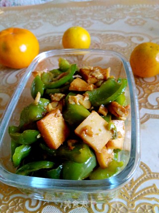 清炒鱼豆腐柿子椒的做法