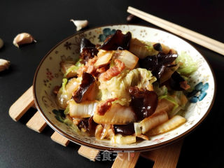 白菜黑木耳炒五花肉的做法