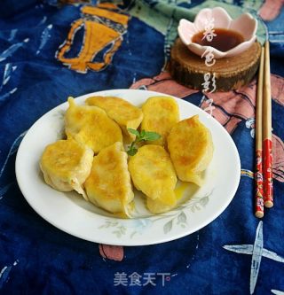黄瓜胡萝卜鸡蛋水煎饺的做法