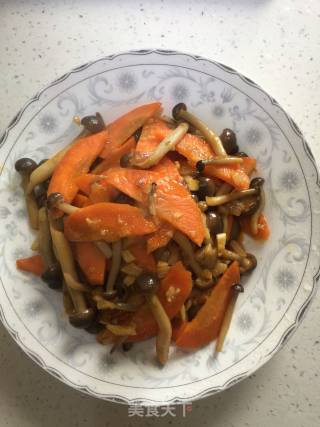 家常胡萝卜炒蟹味菇的做法
