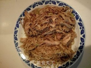 五花肉炒金针菇的做法