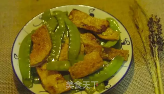 荷兰豆炒鱼饼的做法
