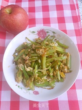 鸡蛋抱芹菜的做法