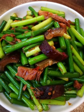 腊肉炒蒜苔的做法
