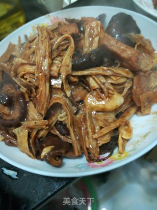 茶树菇香菇瘦肉焖腐竹的做法