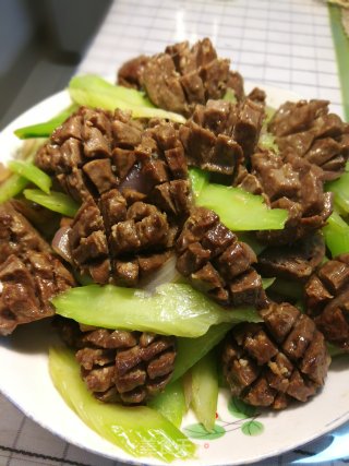 西芹炒牛肉丸的做法